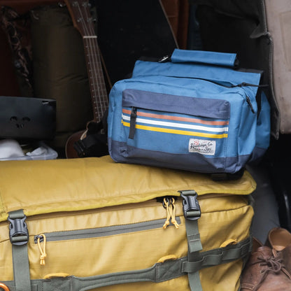 Mochila de aventura para cão Rad to the Bone dentro de um veículo para uma viagem por estrada.