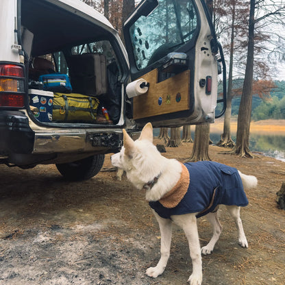 Casaco confortável com forro polar para cães médios e grandes, com tecido azul-marinho e bolsos funcionais que aliam estilo e utilidade.