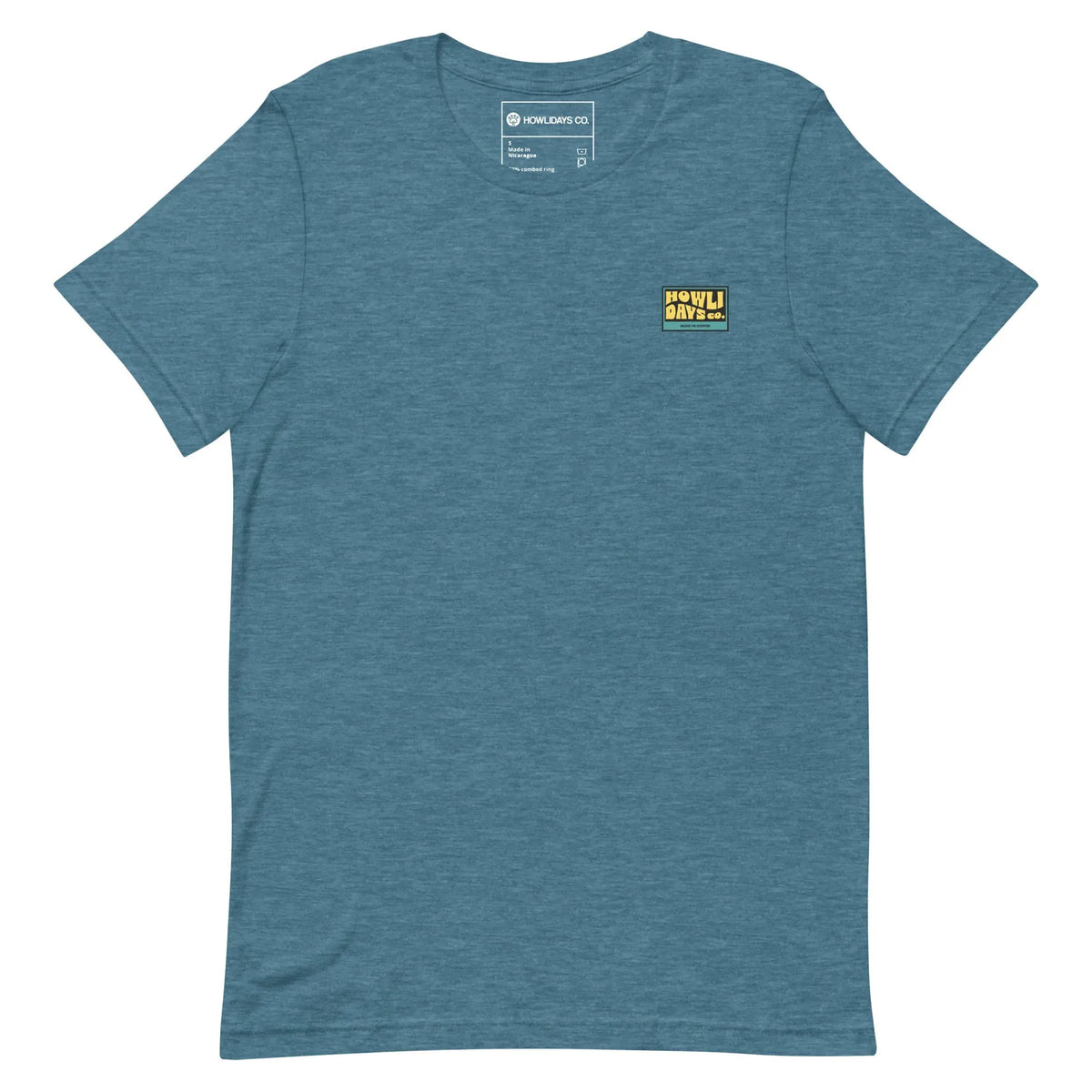 Vista de frente da Better Off Surfing Tee em azul-petróleo, com um pequeno estampado amarelo no peito.