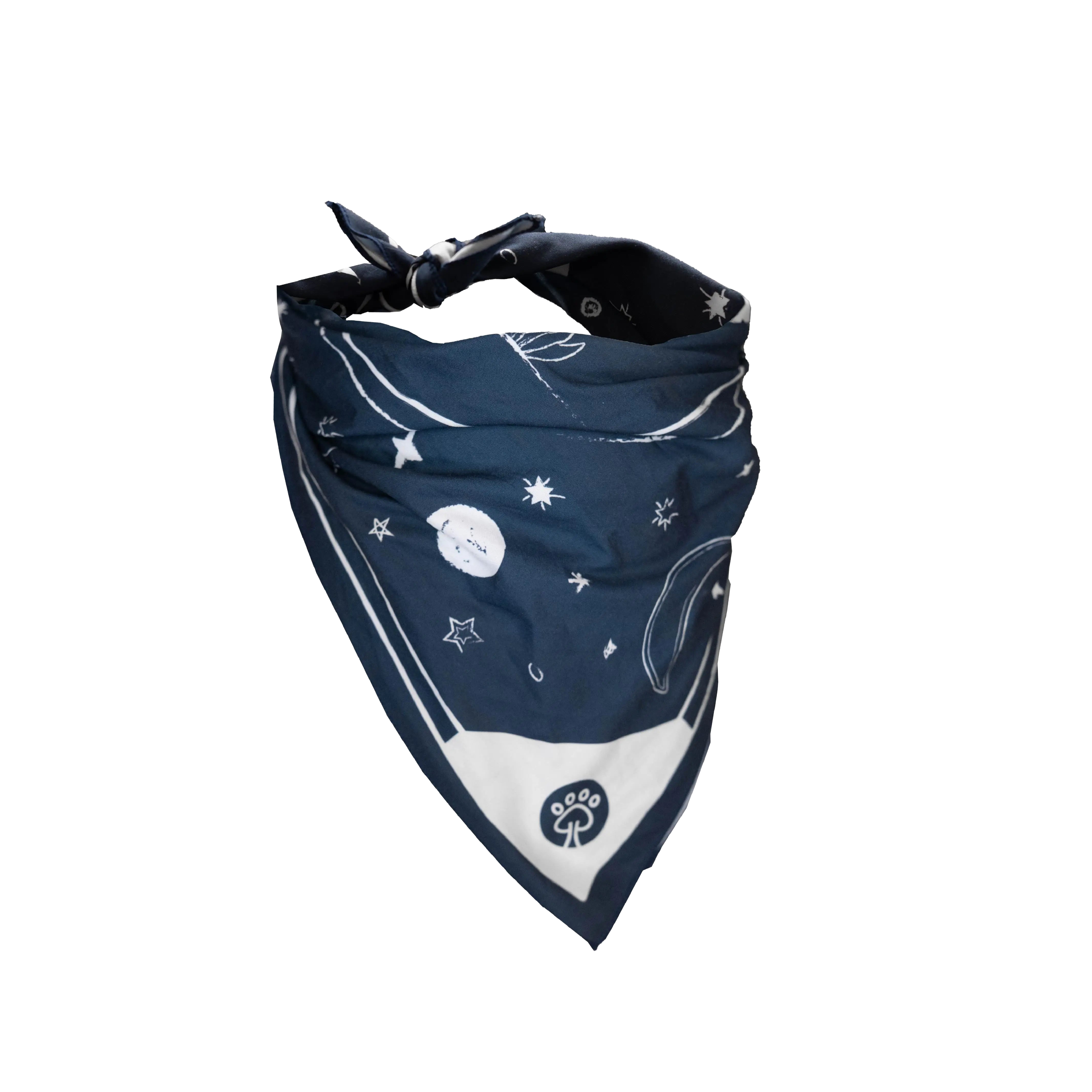 Bandana para cão Desert Night apresentada em manequins invisíveis, mostrando o ajuste e os detalhes do design.