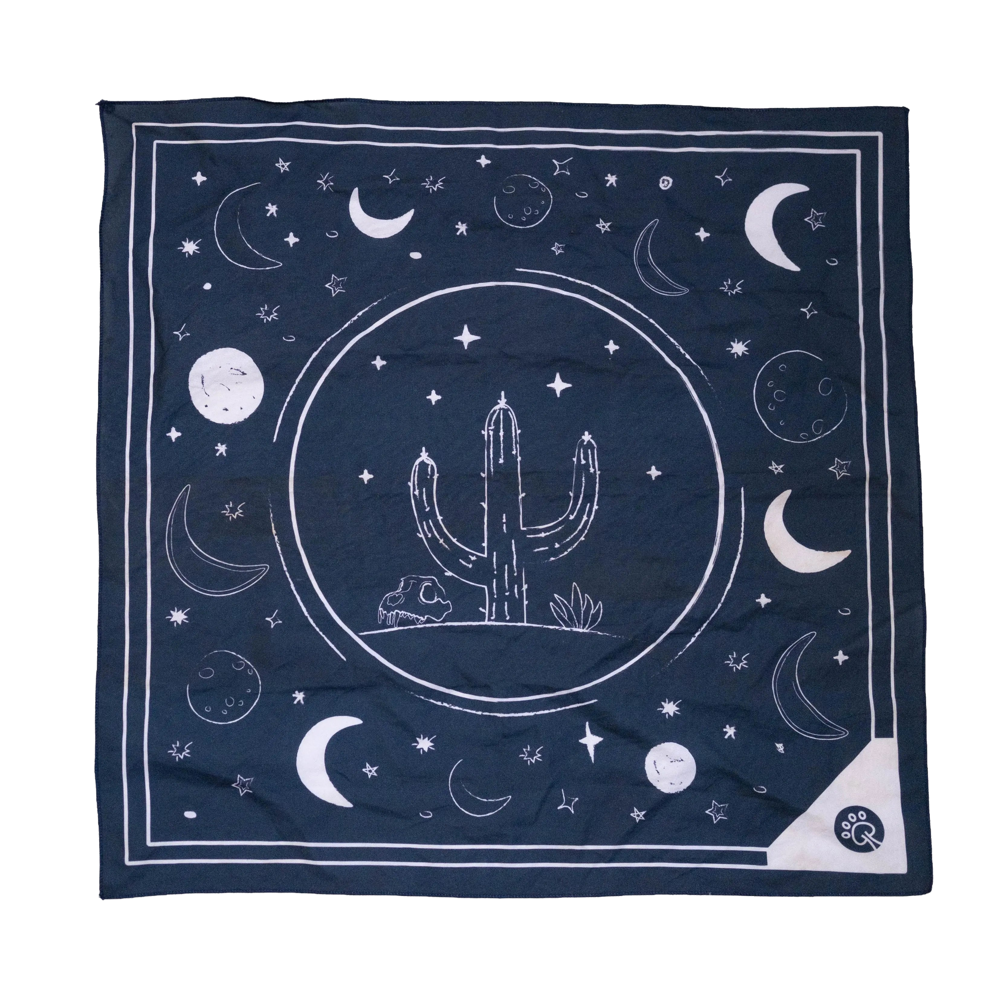 Bandana para cão Desert Night estendida, mostrando o padrão completo, a forma e os detalhes do tecido.