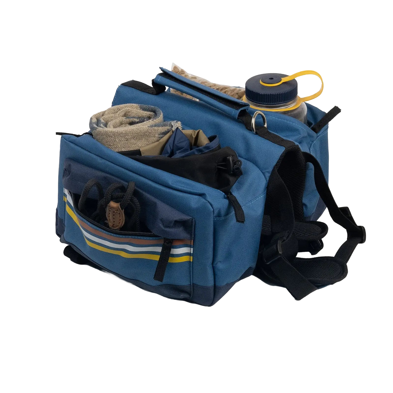 Mochila espaçosa para cão com artigos essenciais de caminhada, destacando a grande capacidade para equipamento de exterior.