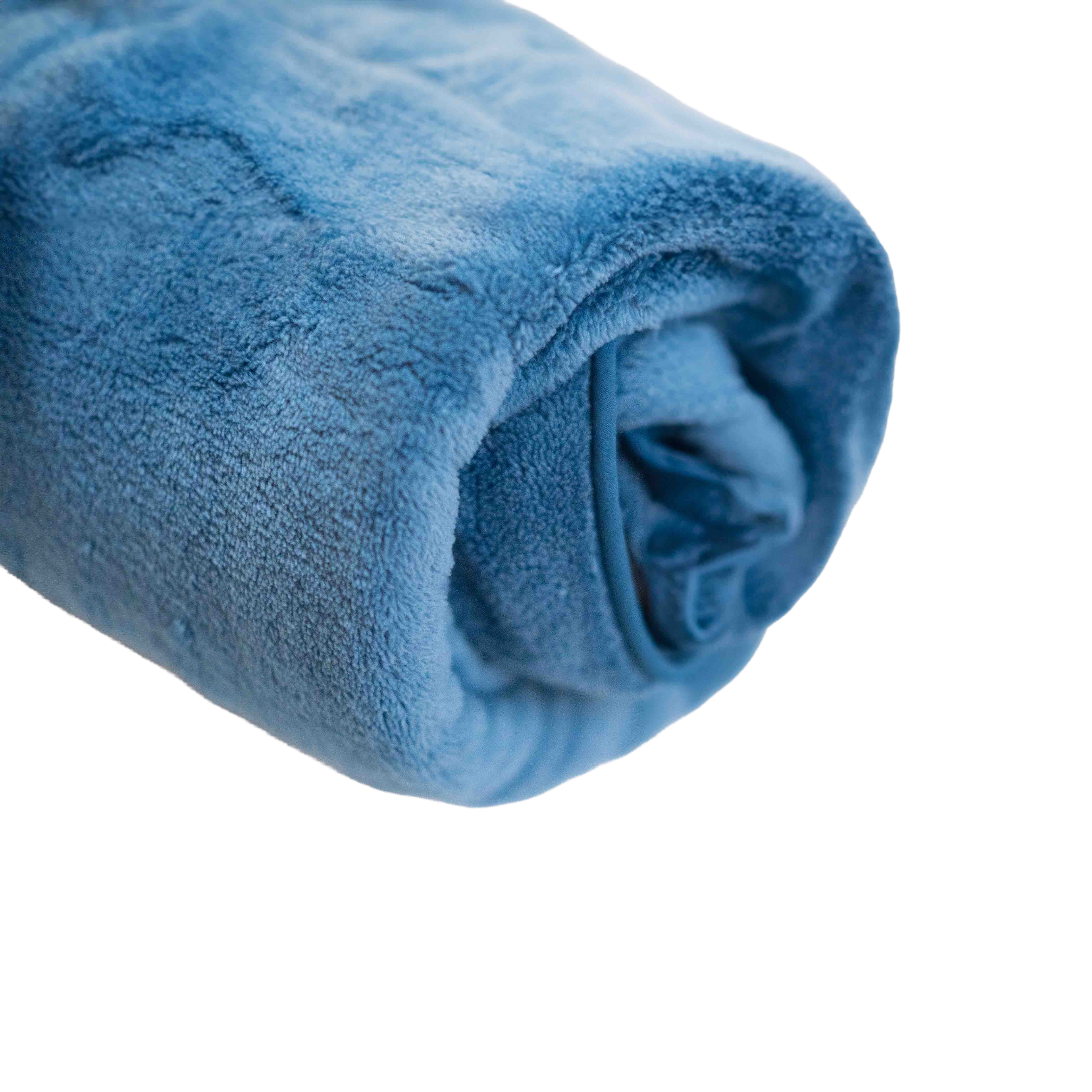 Casaco polar leve e flexível para cão apresentado em posição enrolada, destacando a textura macia e aconchegante e o ajuste seguro para cães ativos no inverno.