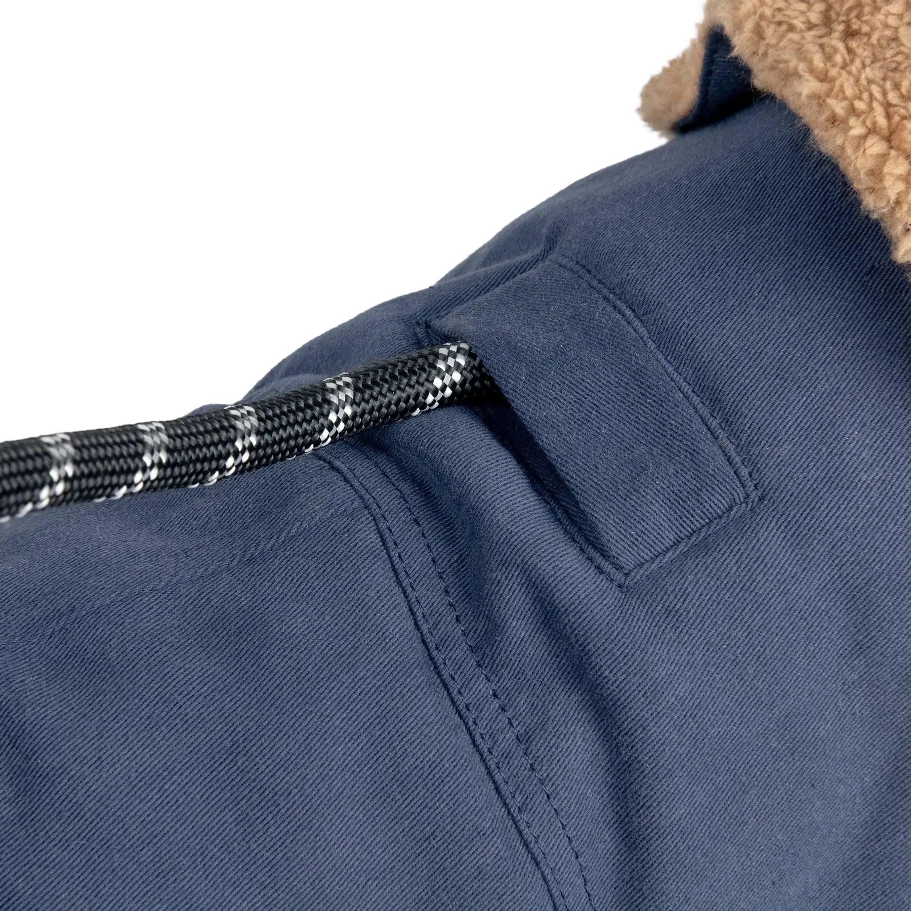 Casaco de inverno para cão com abertura dorsal para a trela, facilitando a ligação ao peitoral e garantindo conforto e praticidade nos passeios em dias frios.