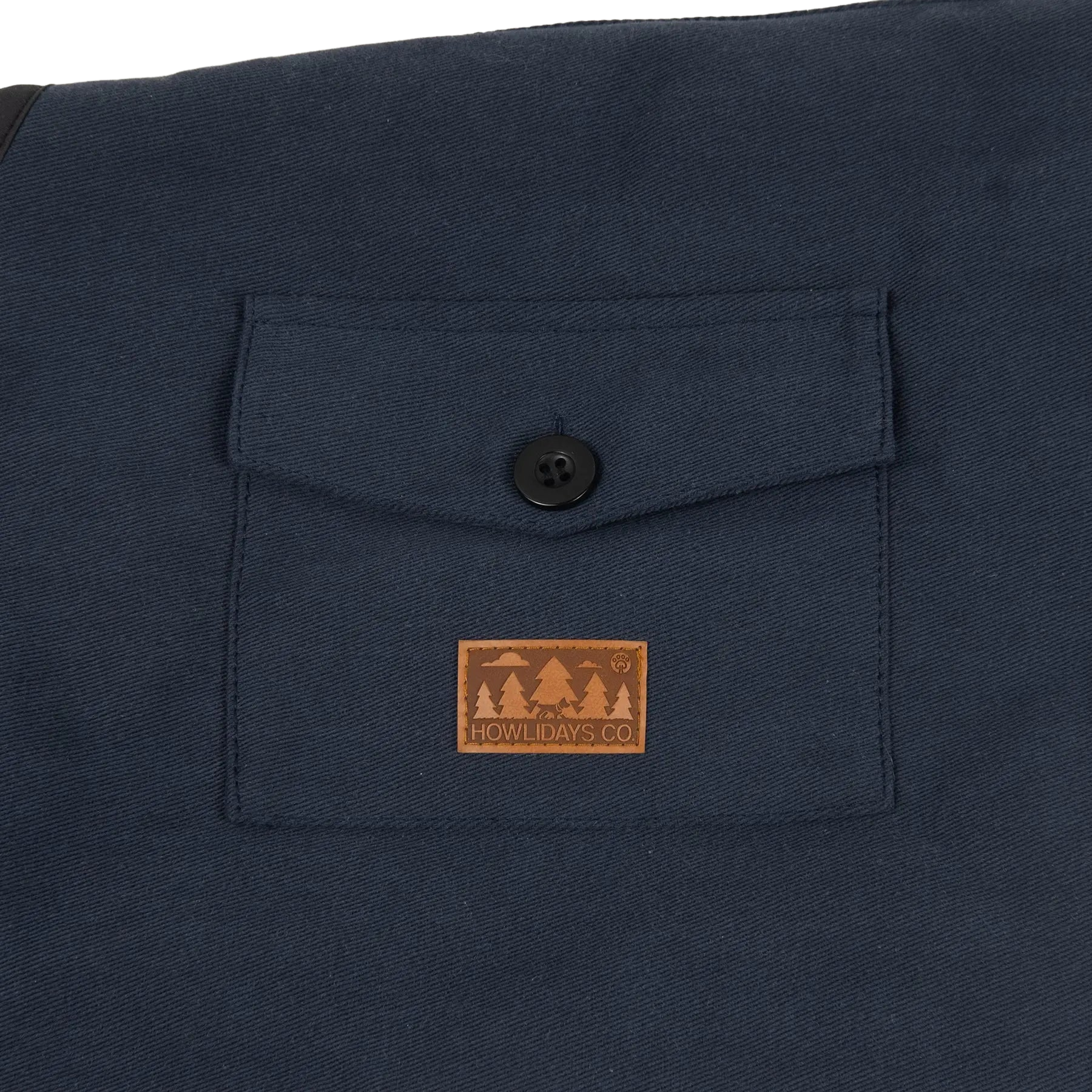 Pormenor de um bolso funcional num casaco de inverno para cão, ideal para pequenos artigos como guloseimas ou sacos para dejetos.